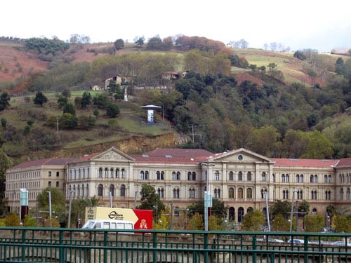 Platillo volante situado en Bilbao en la ladera del monte Artxanda, en terrenos de la Universidad de Deusto. Foto: L.A. Gámez.