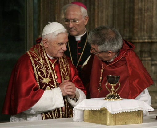 Ratzinger observa el cáliz que se venera en Valencia como el Santo Grial. Foto:Efe.
