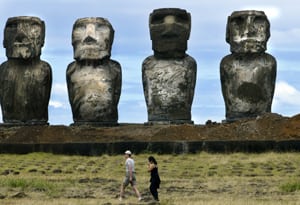 Dos turistas pasan por delante de un 'ahu' en la isla de Pascua. Foto: Reuters.