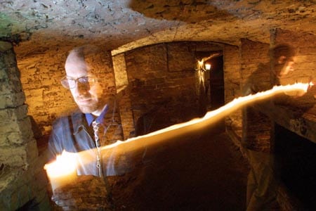 ¿FENÓMENOS EXTRAÑOS? El psicólogo Richard Wiseman pasea, alumbrado por una vela, por las criptas de South Bridge, en Edimburgo. Foto: Richard Wiseman.