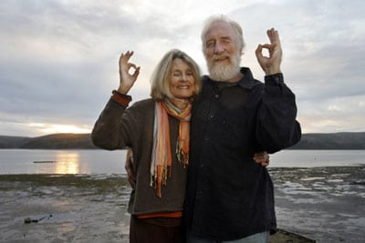Donna Sheehan y Paul Reffell, en la cubierta de la casa flotante en la que viven en Marshall, California. Foto: AP