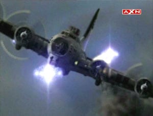 El bombardero pilotado por uno de los protagonistas cae a tierra rodeado de bolas de luz.