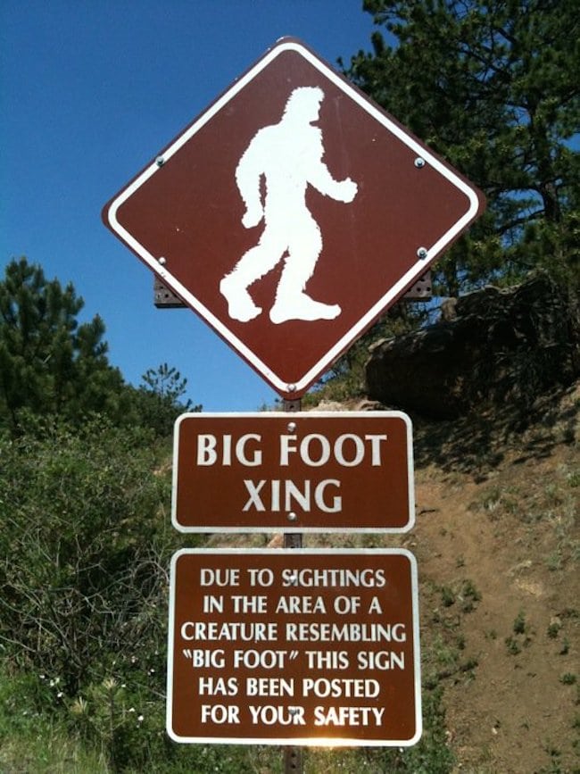 Señal de advertencia sobre la posible presencia del bigfoot, en la carretera a Pikes Peak, en Colorado. Foto: Gnashes30.