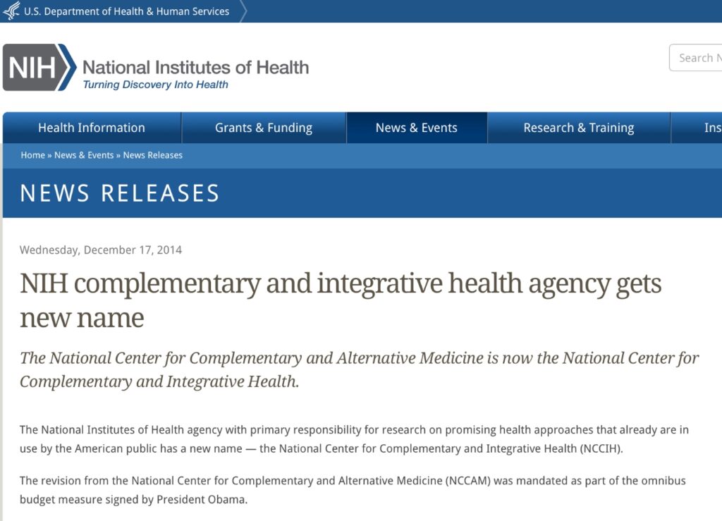 El anuncio de camcio de nombre del centro para las medicinas alternativas de los NIH.