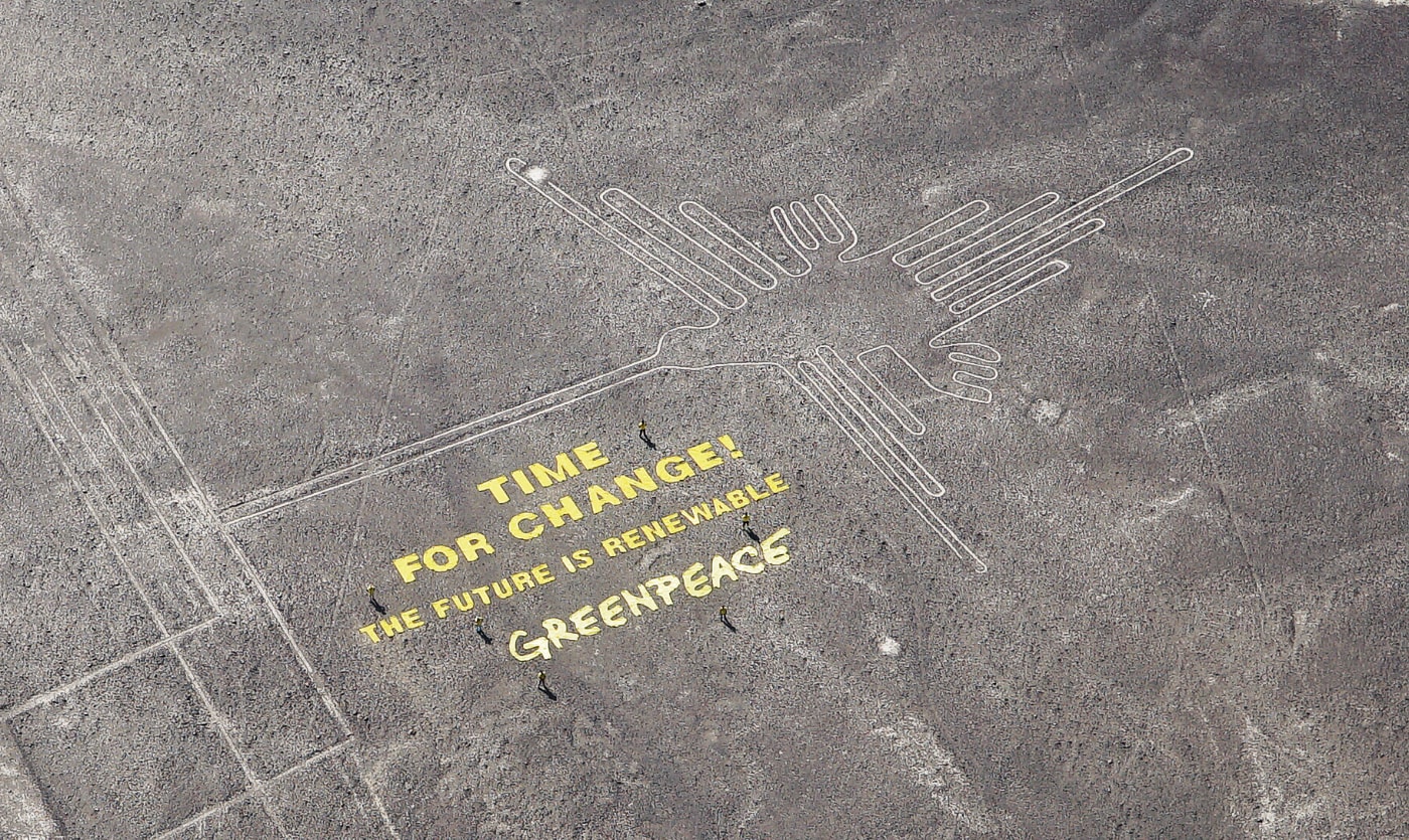El mensaje puesto por los ecologistas junto al colibrí de Nazca. Foto: Greenpeace.