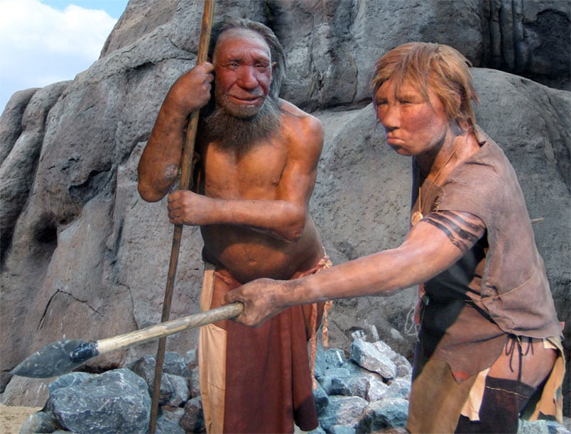 Recreación de un hombre y una mujer neandertal. Foto: UNiesert y Frank Vincentz.