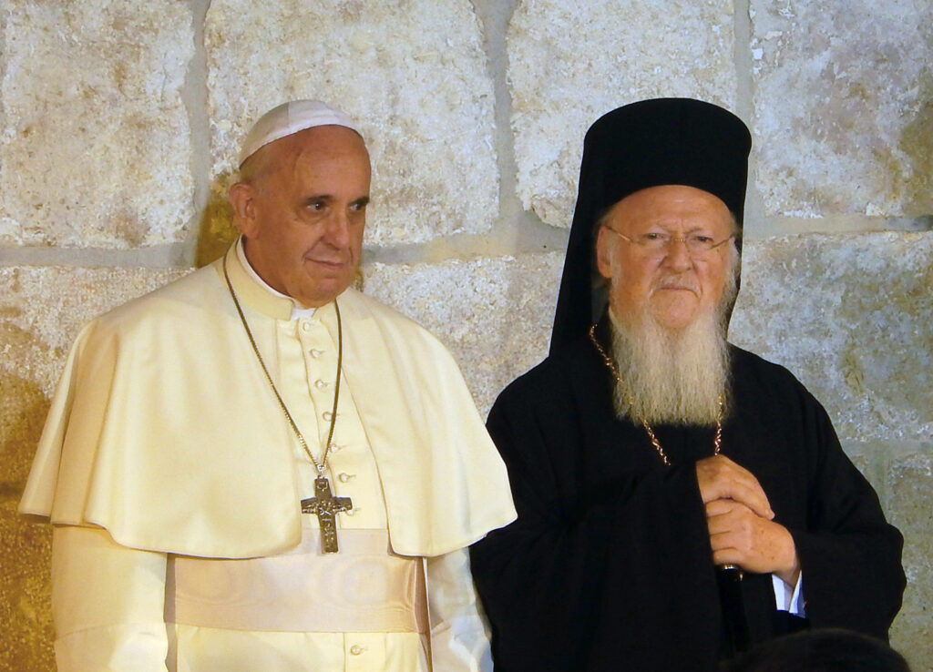 El papa Francisco y el patriarca Bartolomé I, en la iglesia del Santo Sepulcro en Jerusalén en 2014. Foto: Nir Hason.