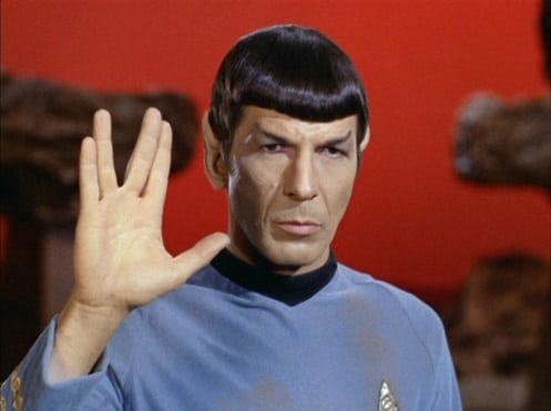Leonard Nimoy, como Spock, haciendo el saludo vulcano.