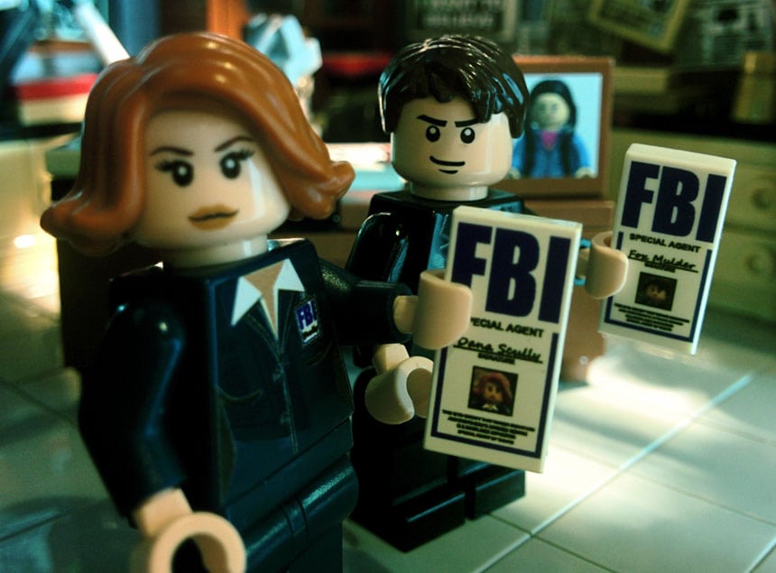 Dana Scully y Fox Mulder enseñan sus credenciales. Foto: Brent Waller.