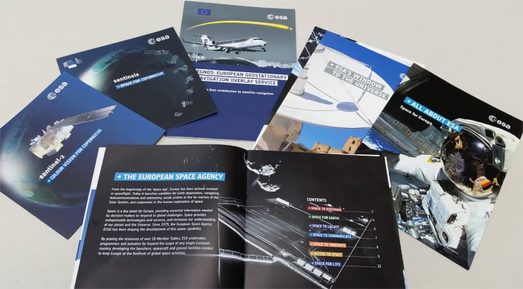 Folletos de la ESA que entregó Zaloa Campillo. Foto: Jorge Aranda.