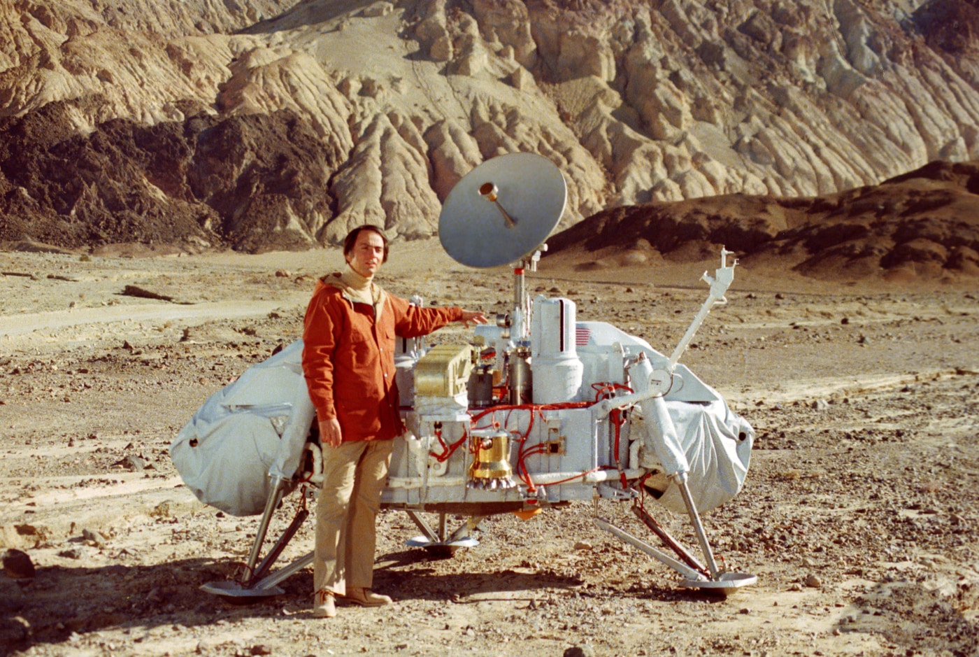 Carl Sagan posa en el Valle de la Muerte (California) con una réplica de uno de las naves ‘Viking’ que aterrizaron en Marte en 1976. Foto: NASA.