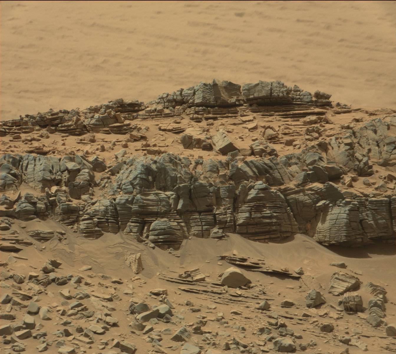 La imagen de 'Curiosity' donde algunos han visto un cangrejo en la base de la formación rocosa a la derecha.
