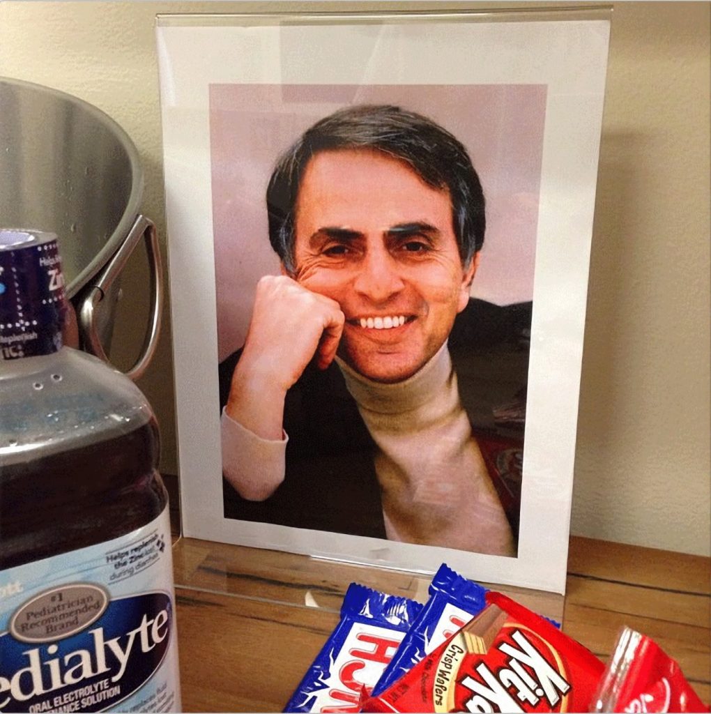 Foto enmarcada de Carl Sagan en el camerino de Pharrell Williams. Foto: Pharrell Williams.