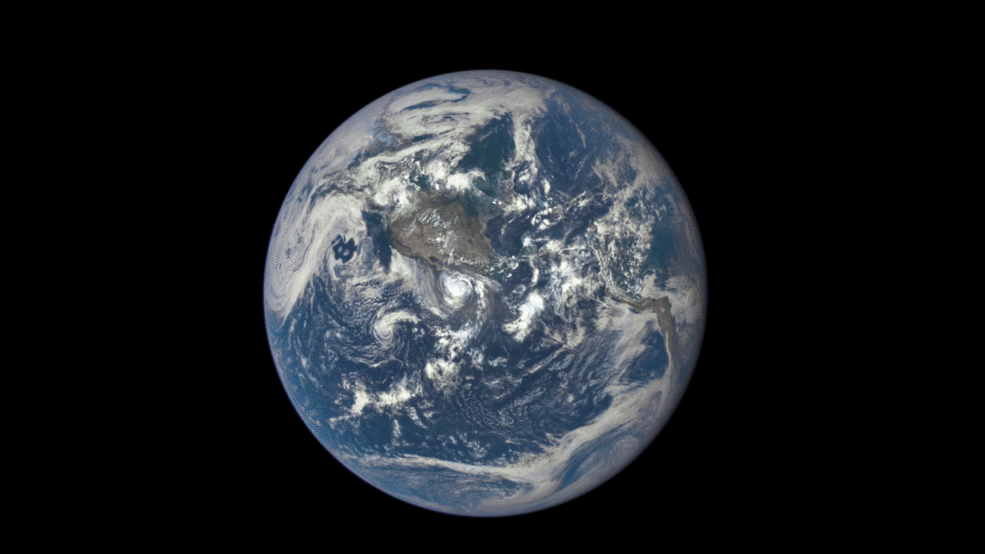 Tránsito de la Luna sobre la Tierra a partir de fotos del satélite 'DSCOVR'
