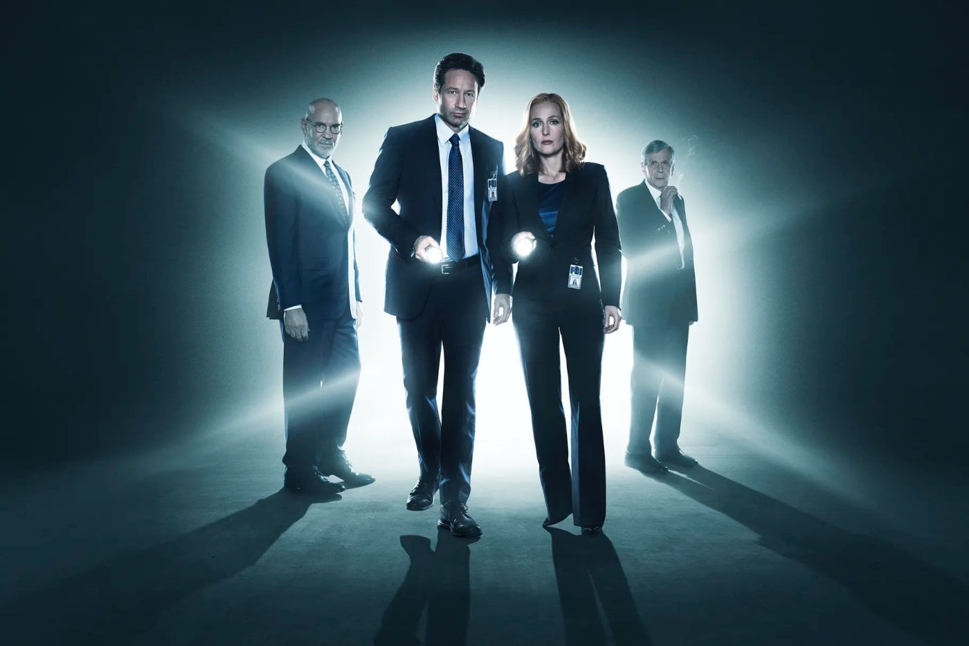 Walter Skinner, Fox Mulder, Dana Scully y 'El Fumador', protagonistas de la miniserie de 'Expediente X'.