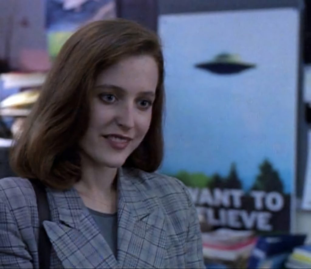 Dana Scully, con el póster de "I want to believe" del despacho de Fox Mulder.