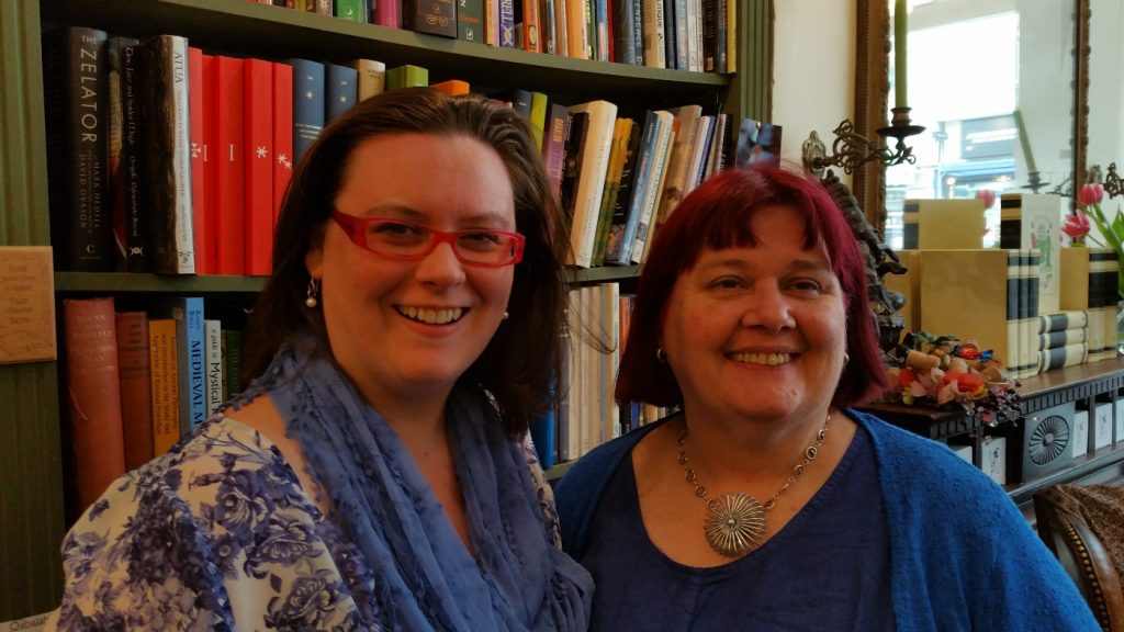Bali y Geraldine Beskin, las guardianas de Atlantis. Foto: Atlantis Bookshop.