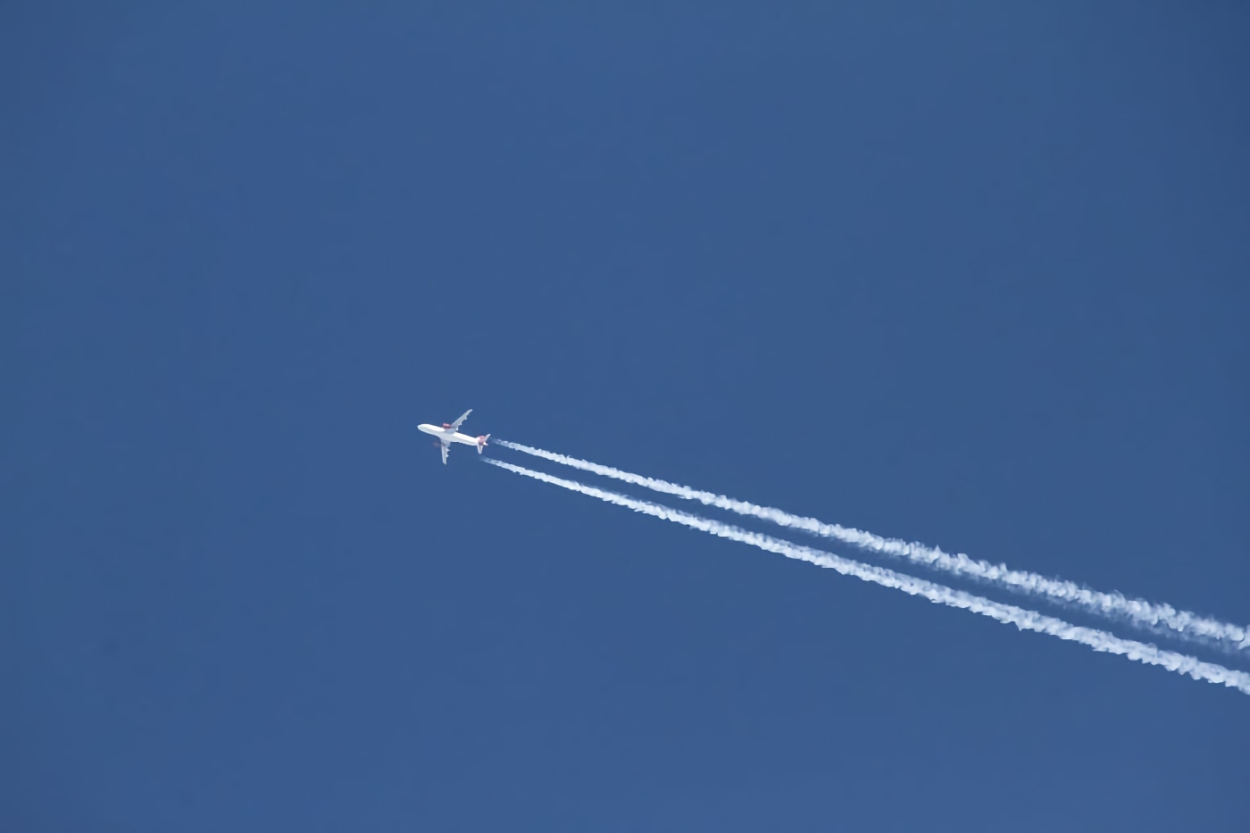 Un avión con sus estelas de condensación. Foto: Mick West.