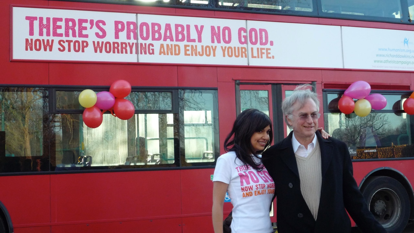  Ariane Sherine, creadora de la campaña del autobús ateo, con Richard Dawkins en su lanzamiento en Londres en 2009. Foto: Zoe Margolis.