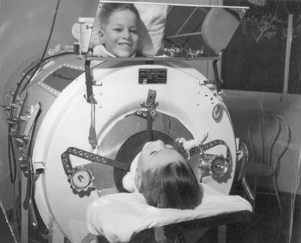 Un niño con polio en un pulmón de acero, viendo al fotógrafo en el espejo de la máquina, en el Hospital Herman Kiefer de Detroit hacia 1955. Foto: Museo Nacional de la Salud y la Medicina de Estados Unidos.
