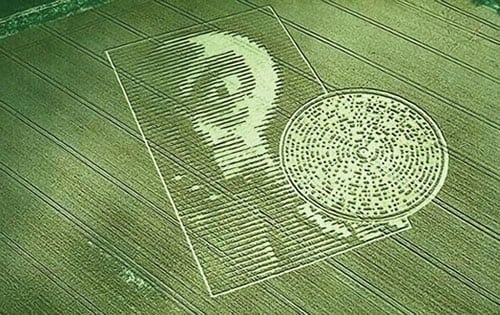 Imagen del típico extraterrestre junto a un mensaje codificado, en un círculo de los cultivos de 2002.