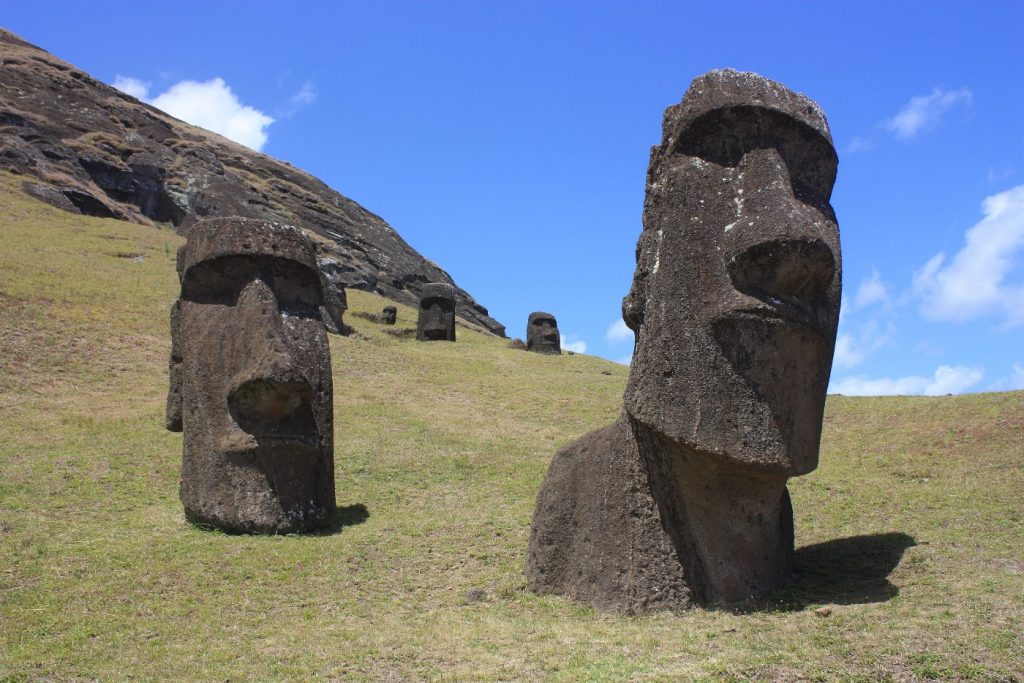 Moáis en la ladera del volcán Rano Raraku, en la isla de Pascua. Foto: Arian Zwegers.
