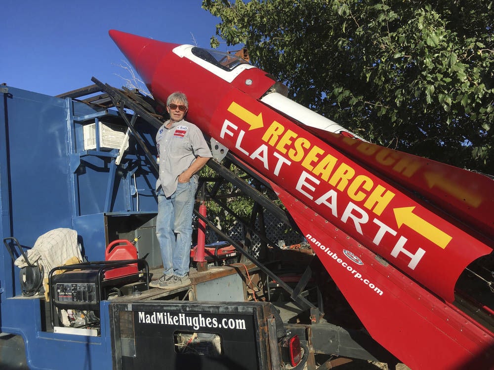 Mad Mike Hughes, junto al cohete que ha construido en su garaje. Foto: Waldo Stakes.