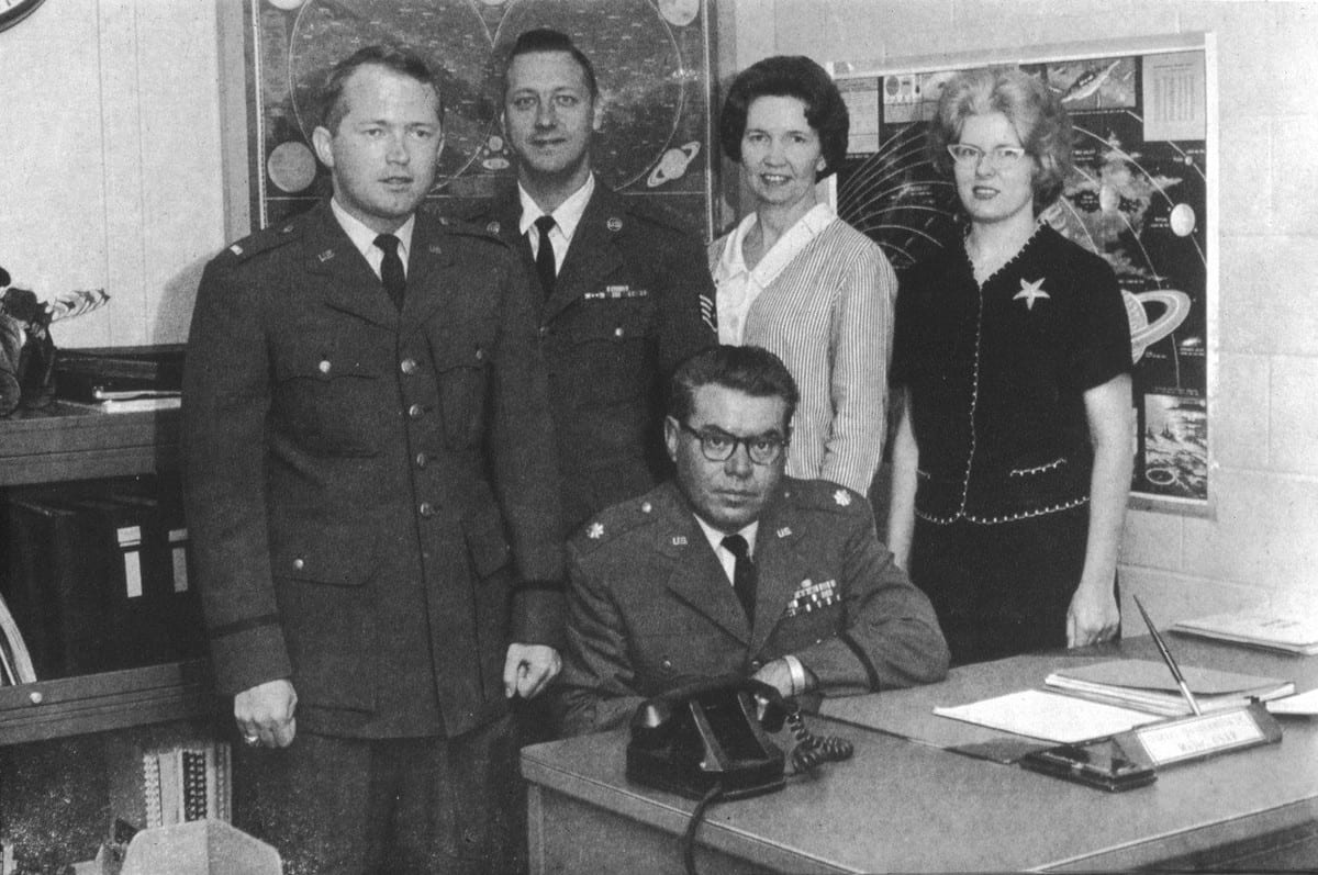 El mayor Héctor Quintanilla, en el centro, con su equipo del Proyecto Libro Azul a finales de los 60