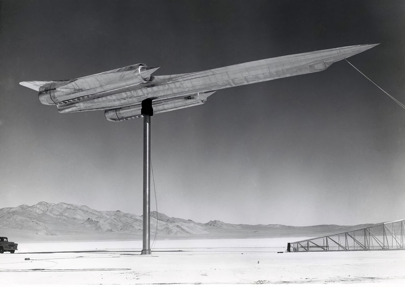 Modelo a tamaño real de un A-12 puesto en lo alto de un pilar en el Área 51 para las pruebas de radar. Foto: CIA.