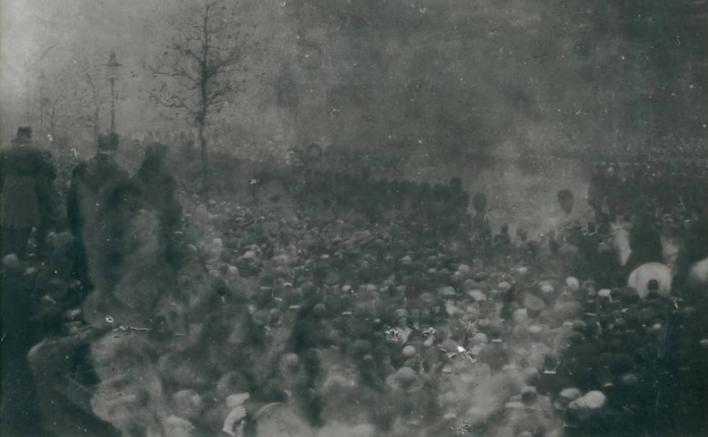 Fotografía del Día del Armisticio de 1922 tomada por Ada Emma Deane, con los supuestos rostros de soldados muertos flotando en una nube. 