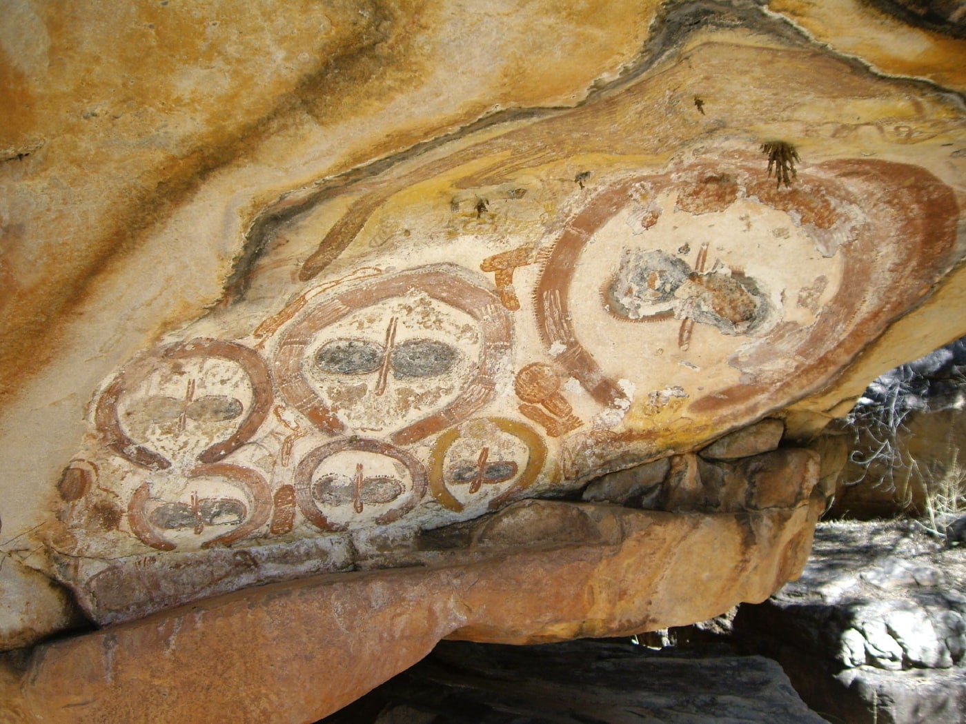 Pinturas rupestres de los wandjina, espíritus de la lluvia y las nubes de los aborígenes australianos, en las que Erich von Däniken y sus seguidores ven seres extraterrestres. Foto: Claire Taylor