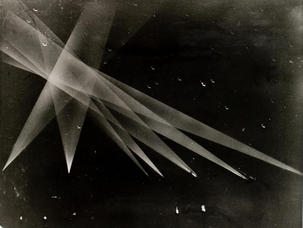 La luz de los reflectores de la defensa aérea de Los Ángeles confluye en una zona del cielo donde algunos cayeron ver un objeto el 25 de febrero de 1942. Colección de 'Los Ángeles Examiner. Universidad del Sur de California.