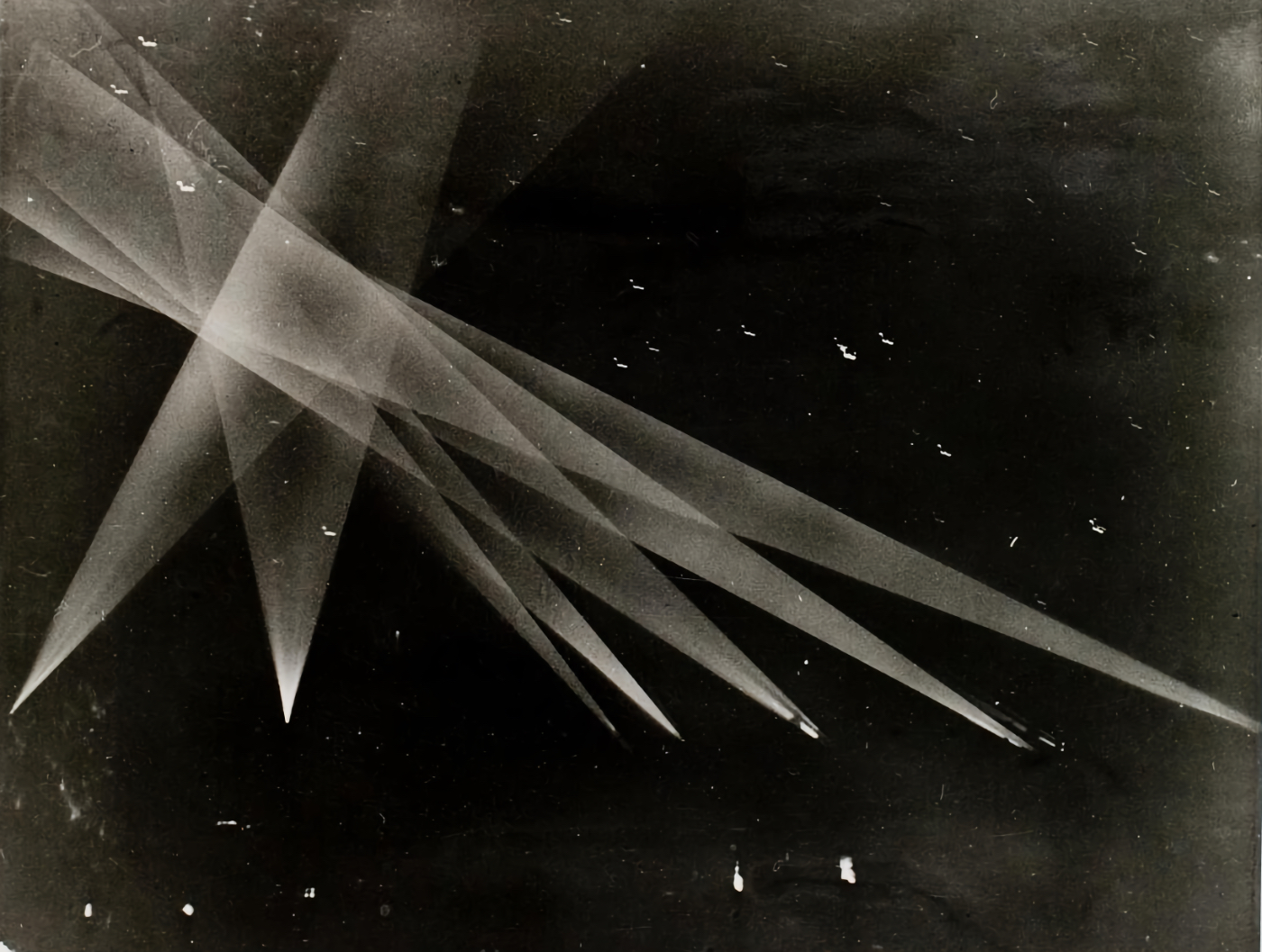 Uno de los objetos que sobrevolaron Los Ángeles el 25 de febrero de 1942, iluminado por los reflectores y entre detonaciones de proyectiles.