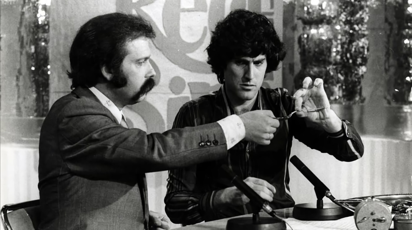 Uri Geller, doblando una cuchara con la ayuda de José María Íñigo en 'Directísimo' el 6 de septiembre de 1975.
