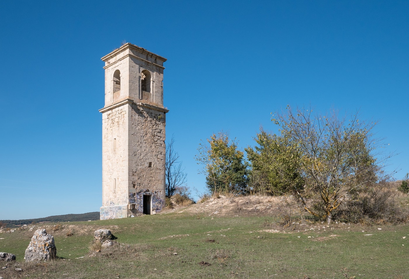 El campanario en ruinas de Ochate, en el Condado de Treviño. Foto: Basotxerri.