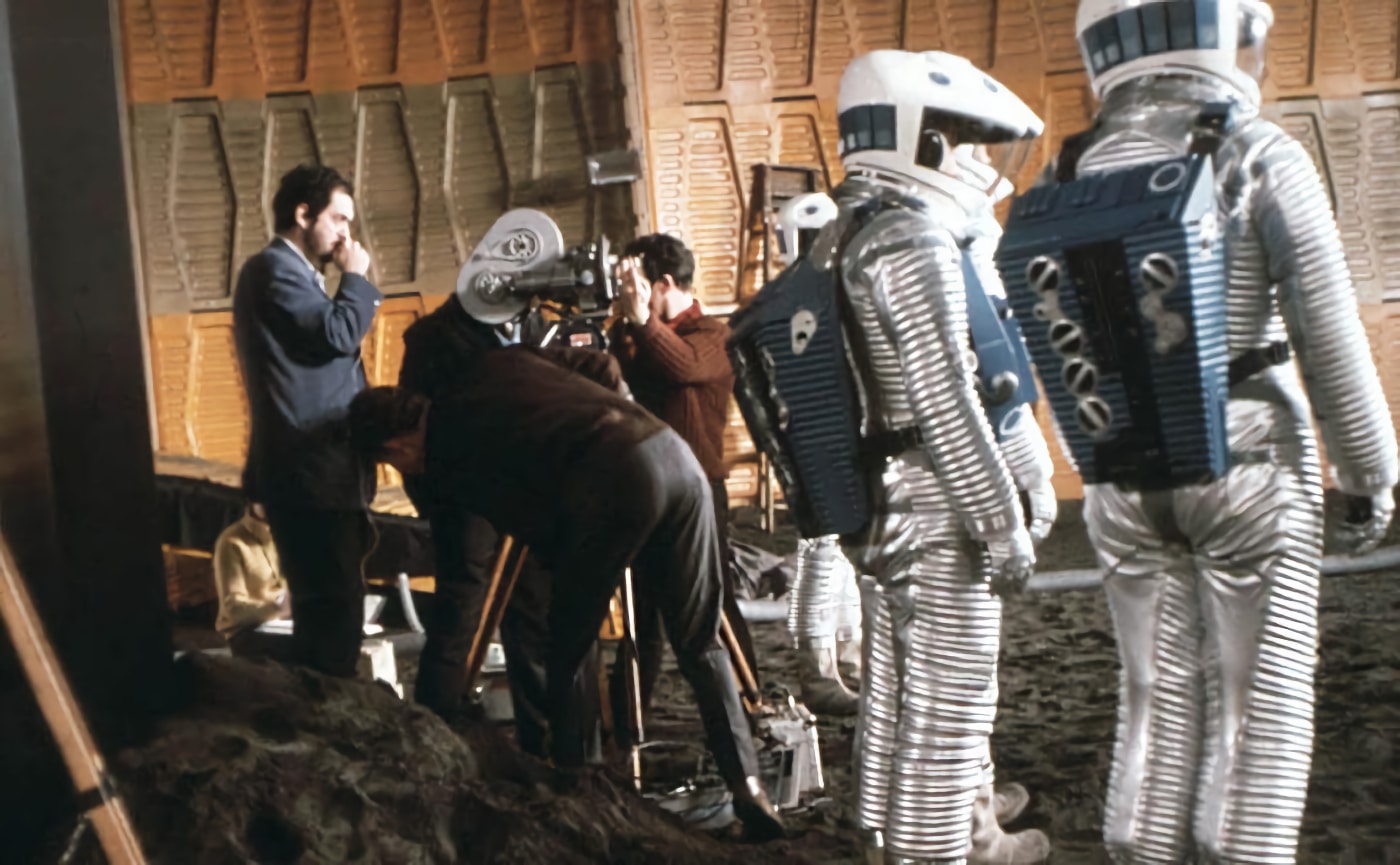 Stanley Kubrick, en el plató lunar de '2001'.