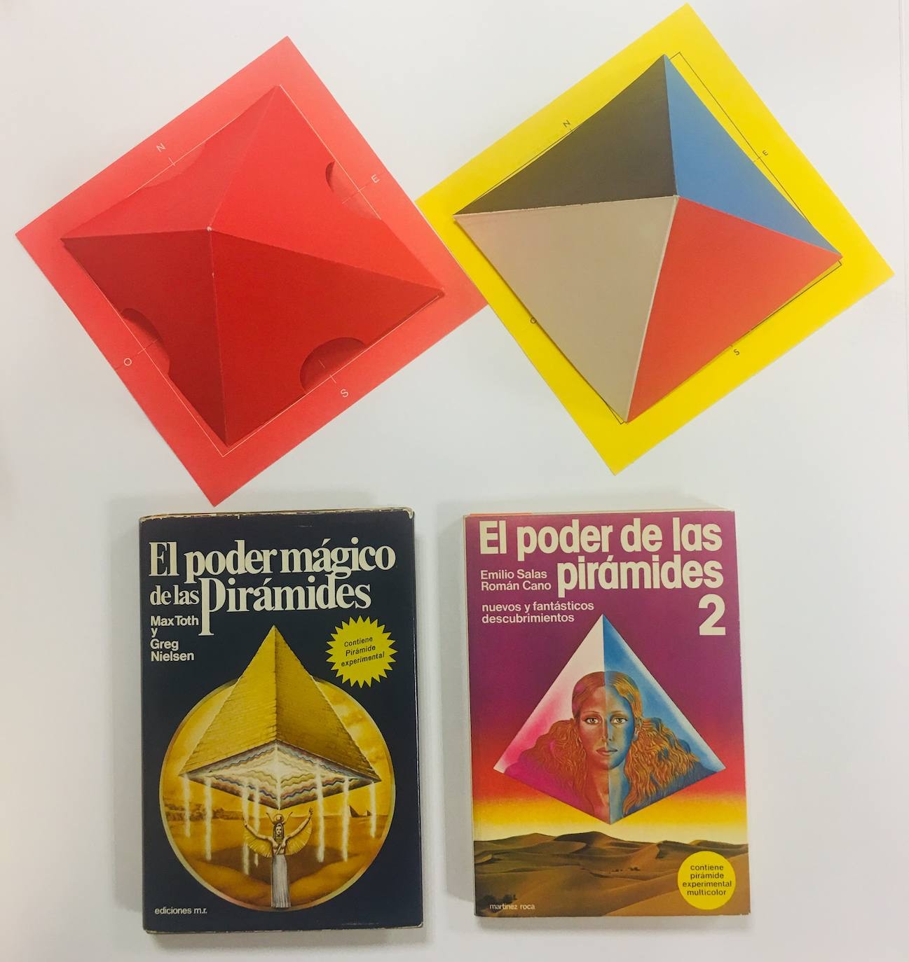 El libro de Max Toth y Greg Nielsen y su segunda parte 'made in Spain', con sus pirámides de cartulina. Foto: Luis Alfonso Gámez.