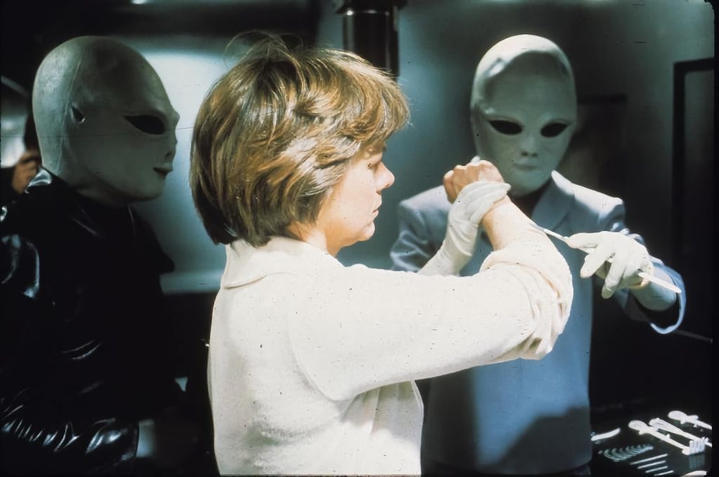 Los extraterrestres examinan a Betty Hill en 'The UFO incident' (1975).