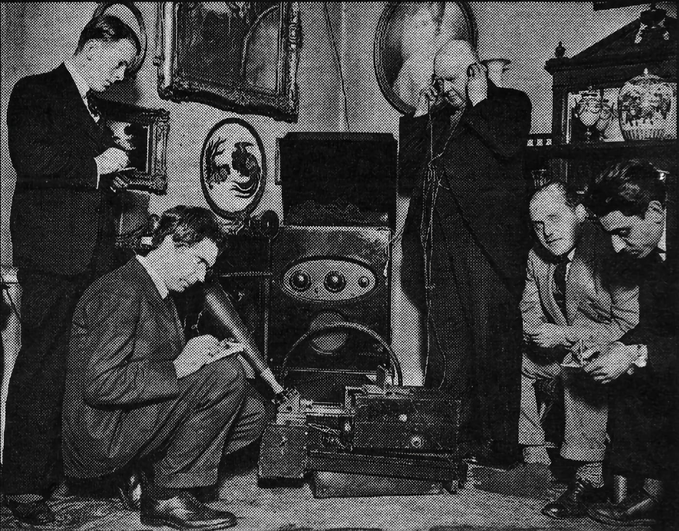 Hugh Mansfield Robinson, de pie con auriculares, intentando captar un mensaje de Marte en octubre de 1928. Abajo a la izquierda agachado, el ingeniero Archibald Low, uno de los pioneros de la televisión.