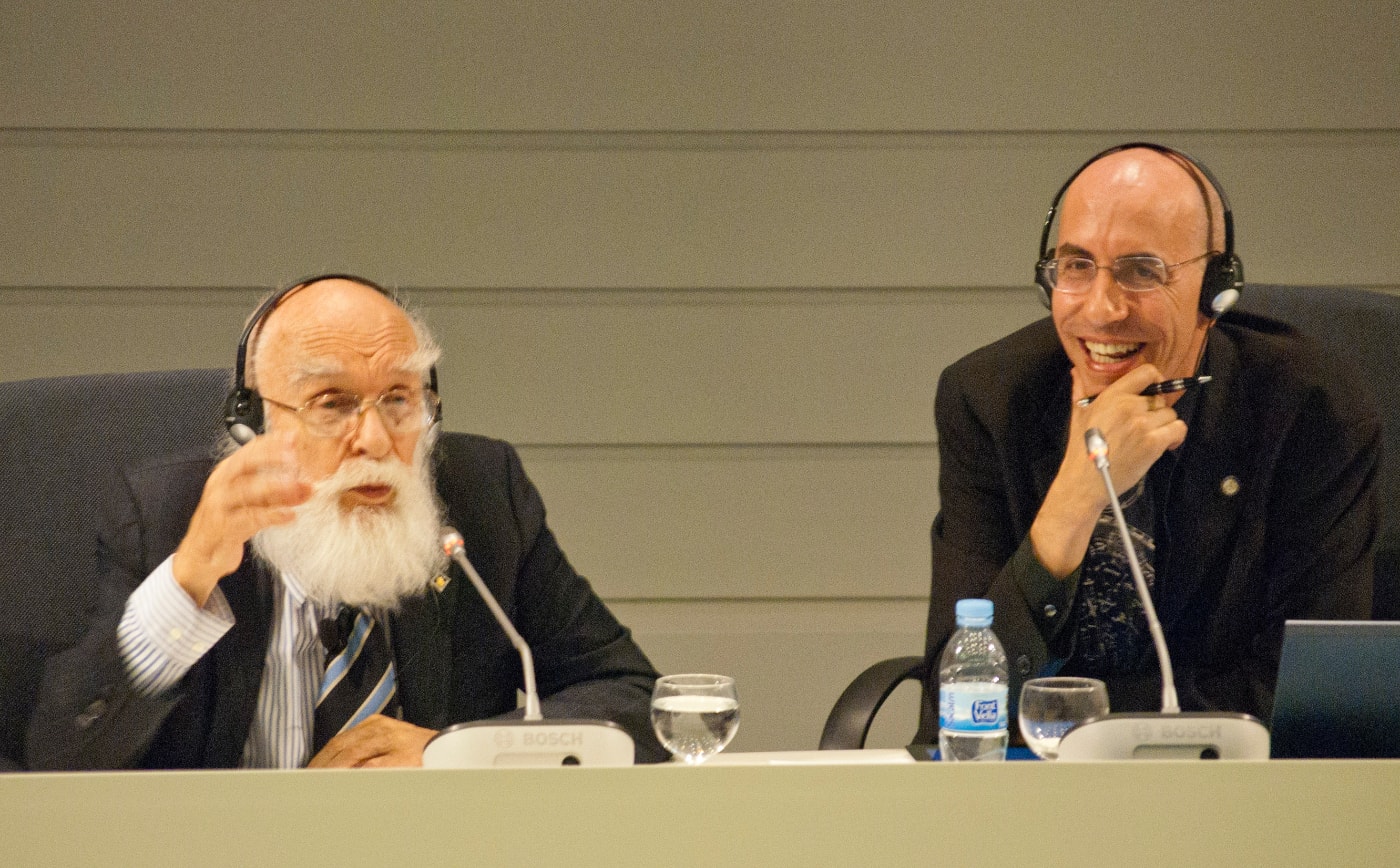 James Randi con el autor, en el encuentro celebrado en la Universidad de Deusto en mayo de 2012. Foto: Javi Bellido.