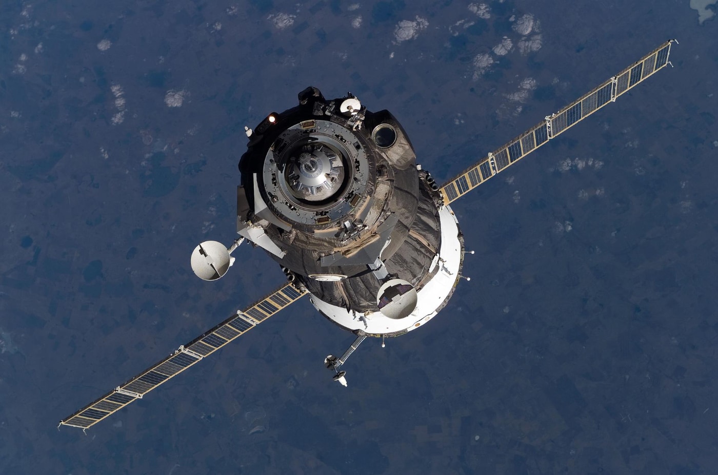 La nave espacial Soyuz TMA-12 se aproxima a la Estación Espacial Internacional, con Sergei Volkov, Oleg Kononenko y So-yeon Yi. Foto: NASA.