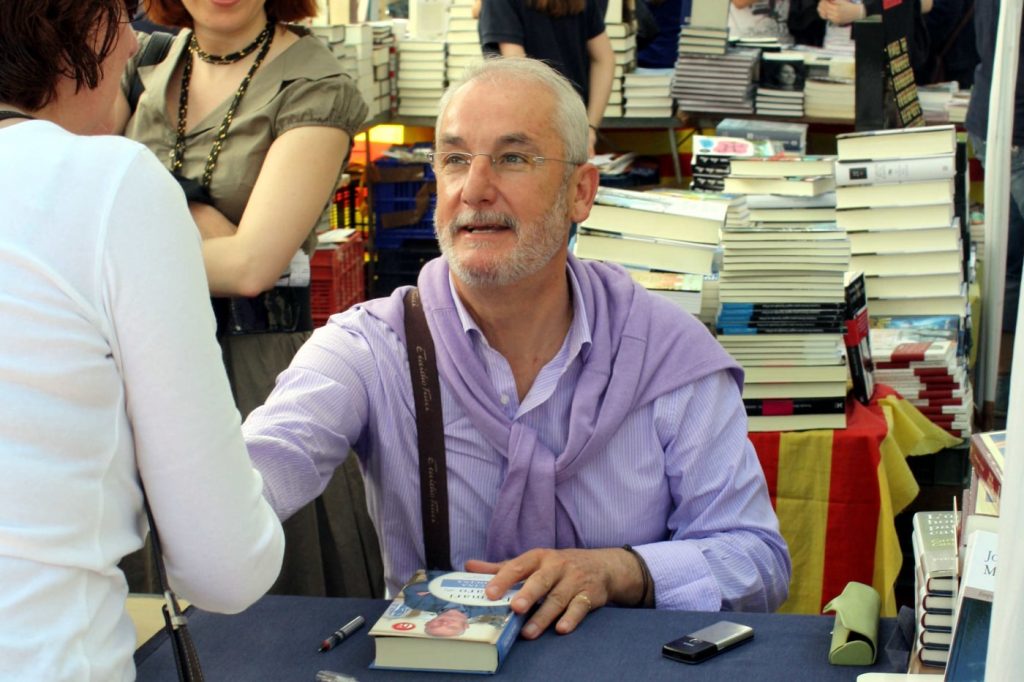 Txumari Alfaro firma libros el día de Sant Jordi de 2009. Foto: Dovidena del Campo.