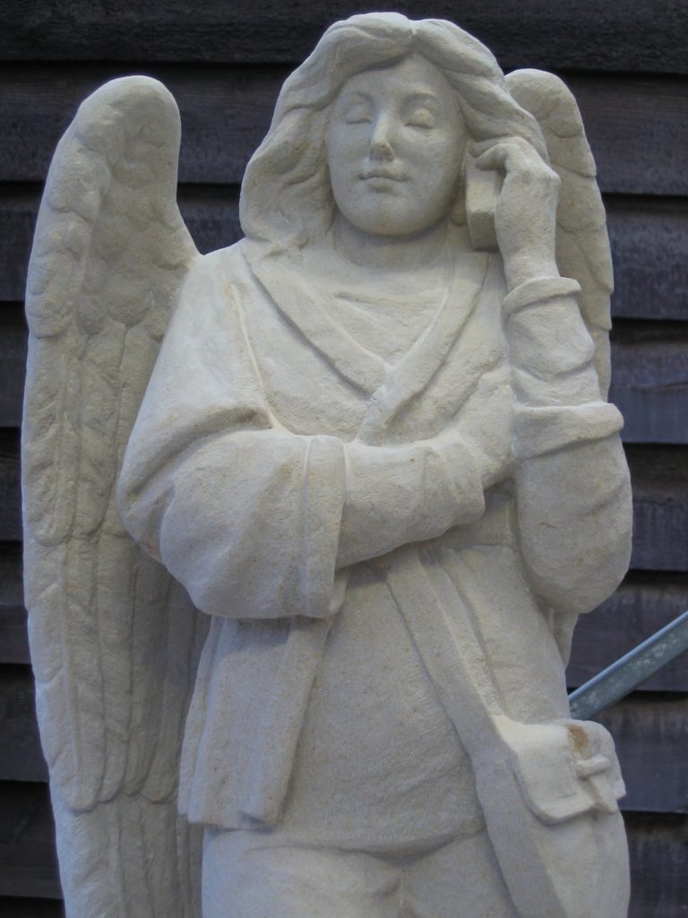 El ángel del móvil de la catedral católica de Bolduque. Foto: Ton Mooy.