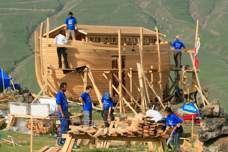Voluntarios de Greenpeace construyen la réplica del Arca de Noé en el monte Ararat. Foto: Greenpeace.