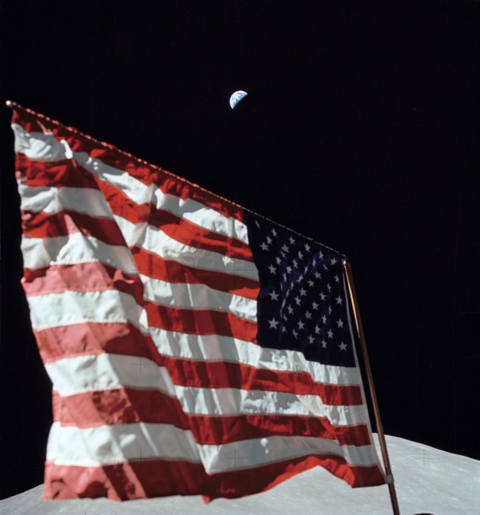 La bandera no ondea; cuelga de una varilla bajo la Tierra. Las estrellas, al igual que en una noche terrestre, no brillan lo suficiente como para impresionar el negativo. Foto: NASA.