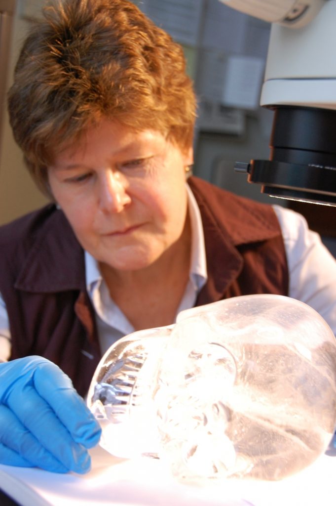 Una investigadora examina la calavera de Mitchell-Hedges. Foto: National Geographic Channel.