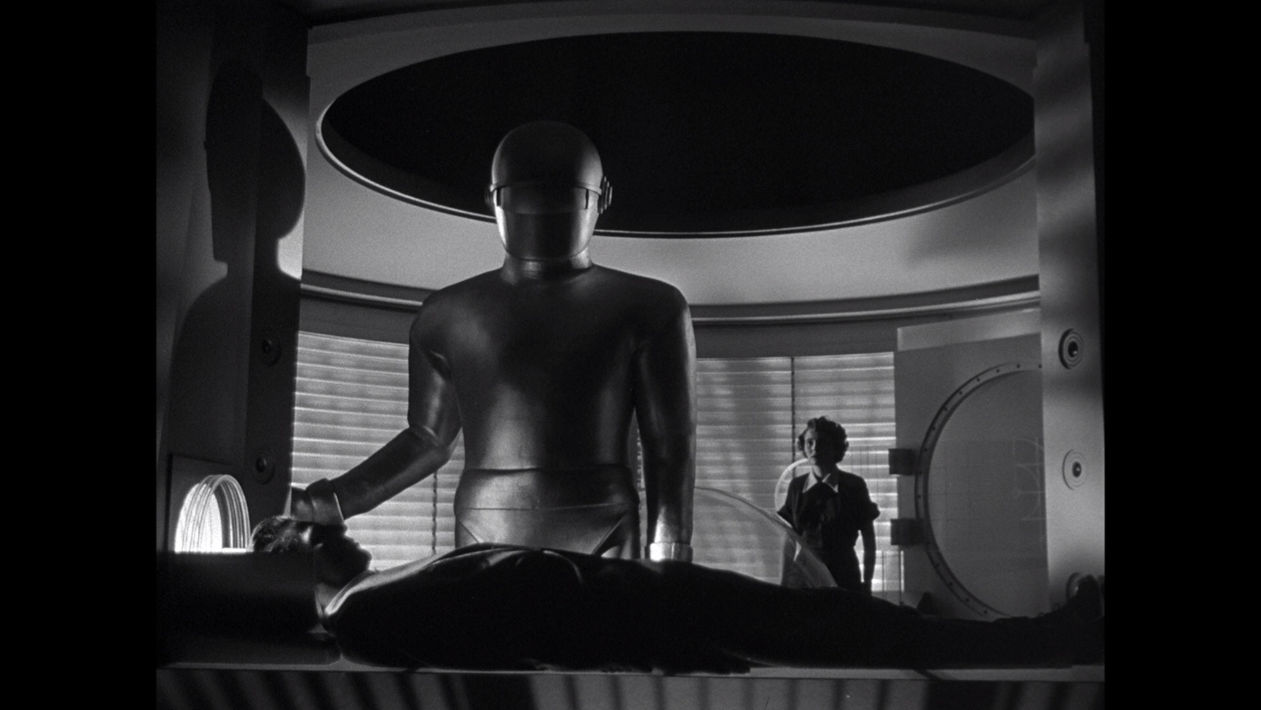 Gort resucita a Klaatu en 'Ultimátum a a Tierra' (1951).