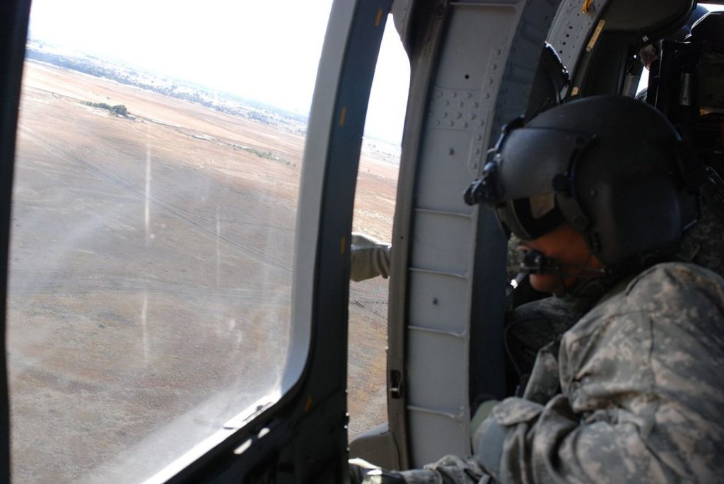 Miembros de la Guardia Nacional de Colorado buscan a Falcon Heene, de 6 años, desde un helicóptero UH-60 Black Hawk al noreste de Colorado. Foto: sargento Benjamin Crane.