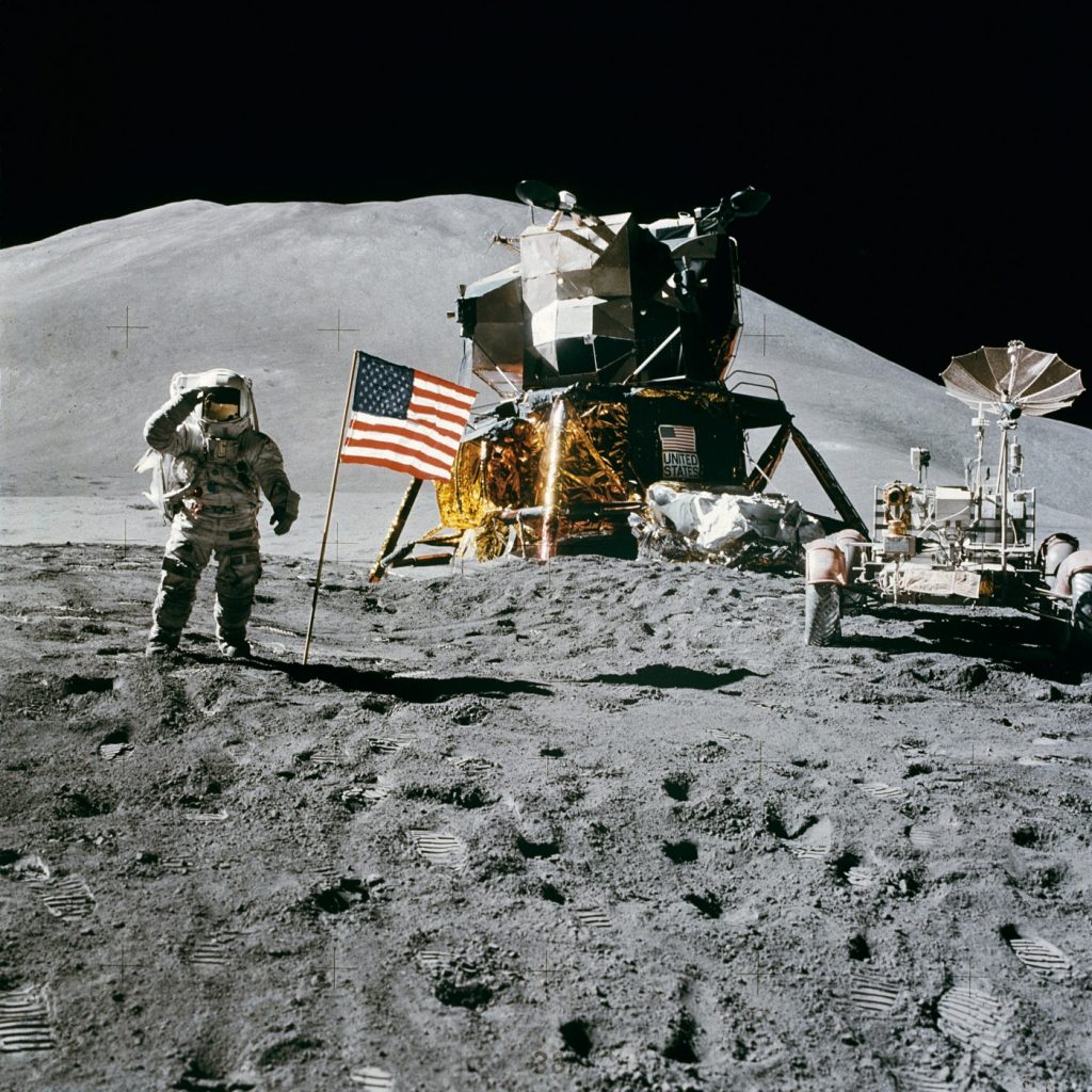 James Irwin, del 'Apolo 15', saluda a la bandera el 31 de julio de 1971. La bandera y el 'United States' del lateral del módulo lunar pueden verse gracias a que la luz del Sol, que está a la izquierda, se refleja en el objeto blanco que hay a los pies de la nave. Foto: NASA.