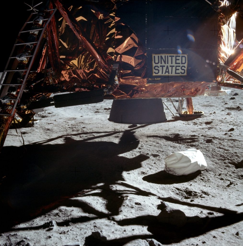La inexistencia de un cráter abierto por el motor del módulo lunar al frenar se explica porque el suelo es rocoso por debajo de una fina capa de polvo superficial. Además, al no haber atmósfera, los gases se dispersan rápidamente y ejercen muy poca presión. Foto: NASA.